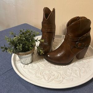 Women’s Roper Ankle boots NWOT